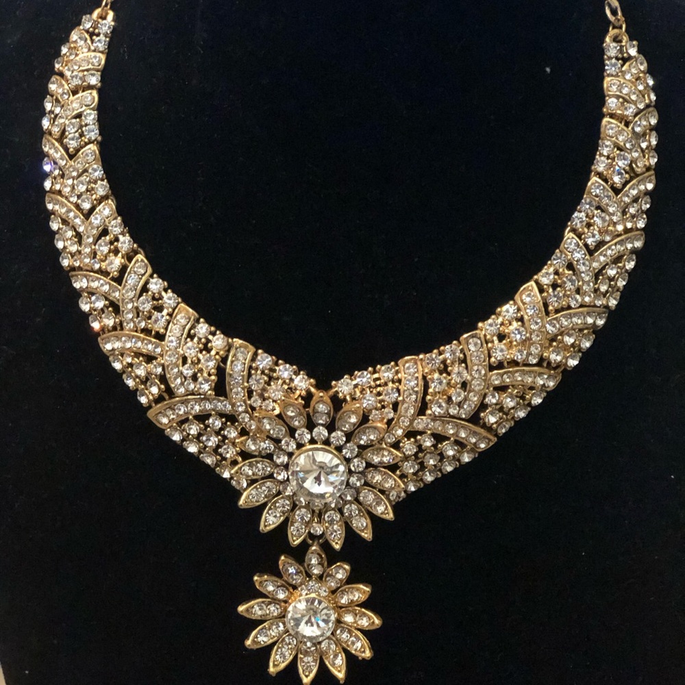 Stone studded necklace set in gold.